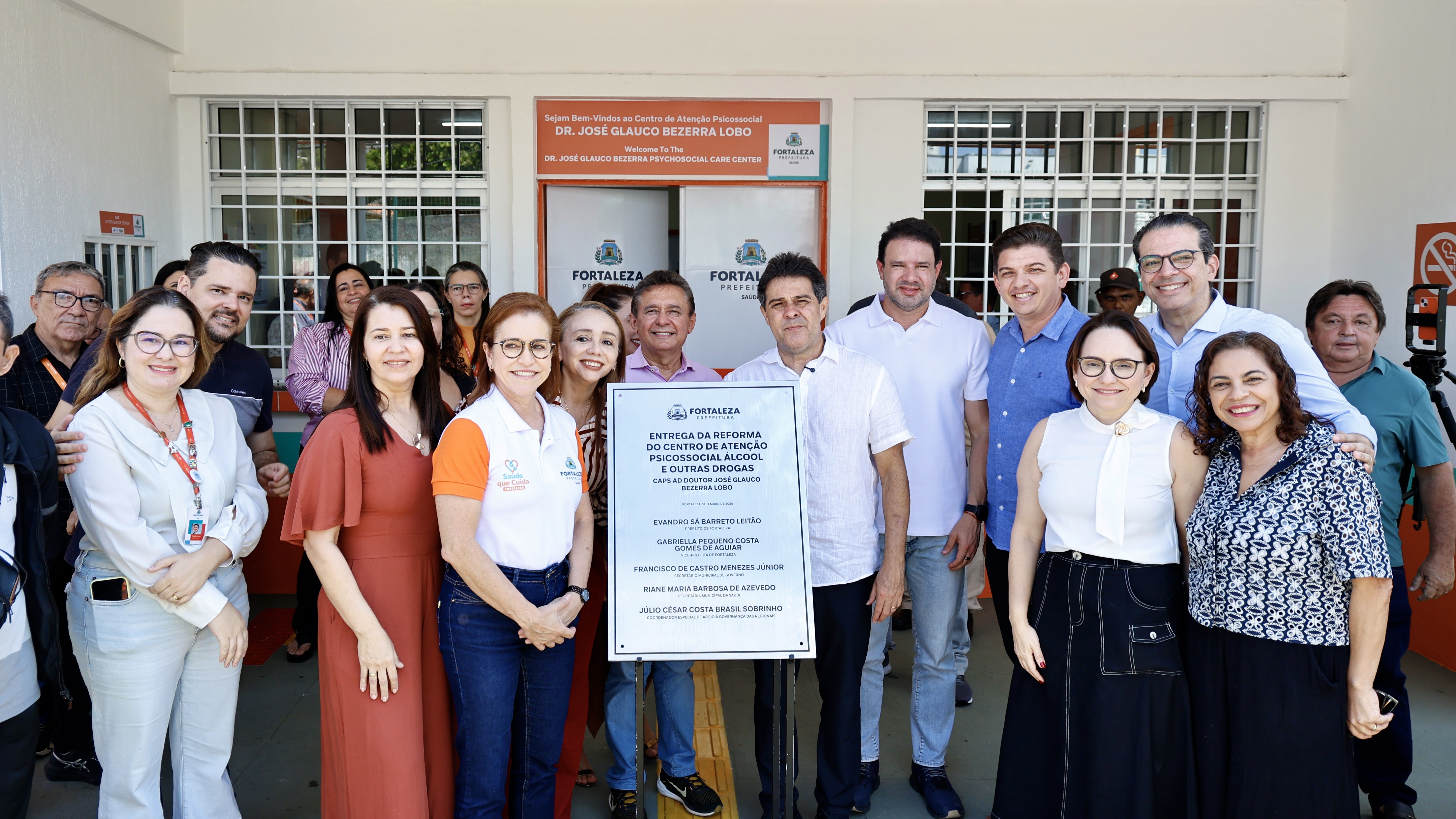 grupo de pessoas posa para a foto